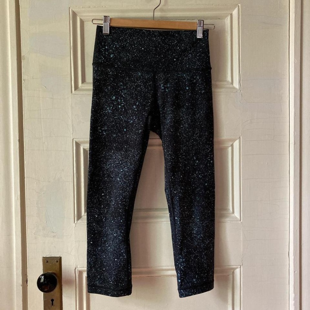 Lululemon Wunder crop 21” HR mineralize black and white spray leggings